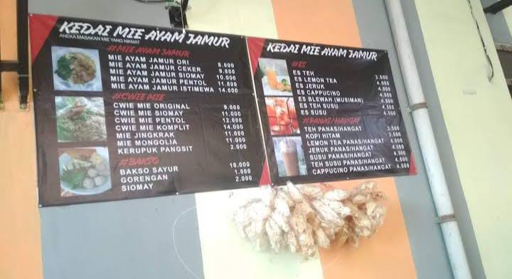 Menu yang terpampang di kedai Mie Ayam Jamur dan Mie Pangsit 'Enak Tenan'. (Foto: Mas Dzulfikar Adham / Google Map)