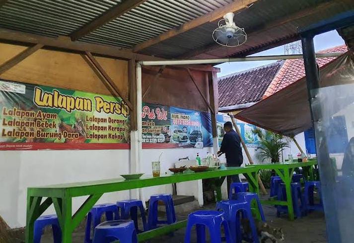 Suasana warung Lalapan Persipro Pak Wid ketika pertama kali buka. ( Foto: Imron Fadillah / Google Map)