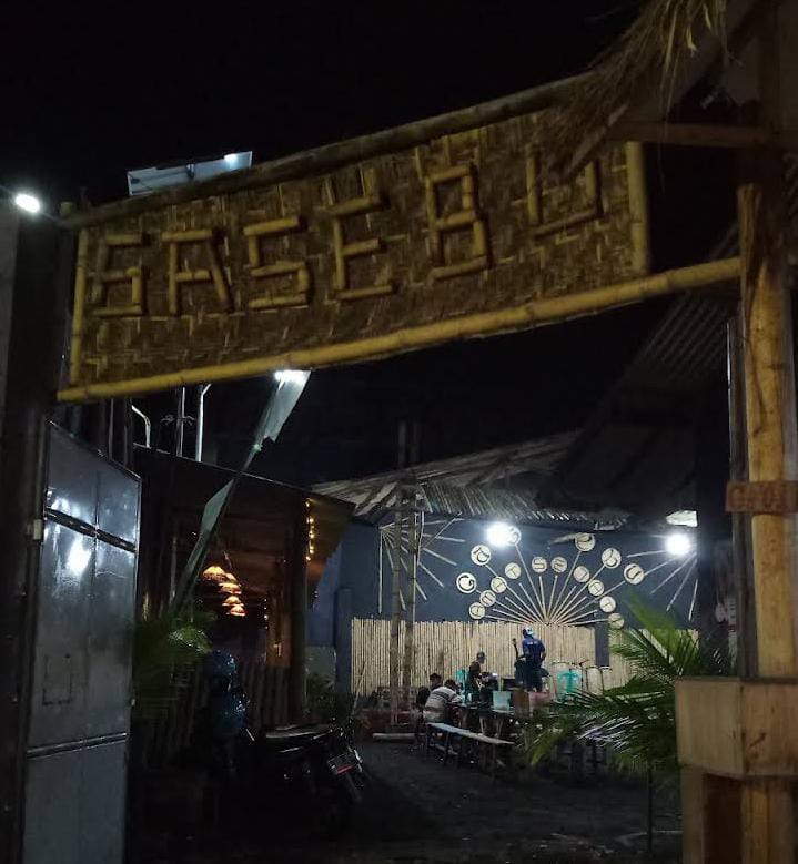 Gerbang masuk kedai Angkringan Gasebu. (Foto: Indah Kumala / Google Map)