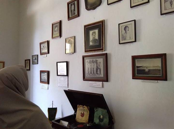 Beberapa foto, dokumen penting,dan musik piringan hitam jaman dulu ikut disimpan di dalam Museum Dokter Saleh. (Foto: Ana Tuhulele / Google Map)