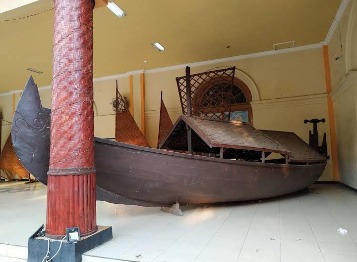 Salah satu replika perahu kuno di pelataran depan Museum Probolinggo. (Foto: Yves Frombelgium / Google Map)