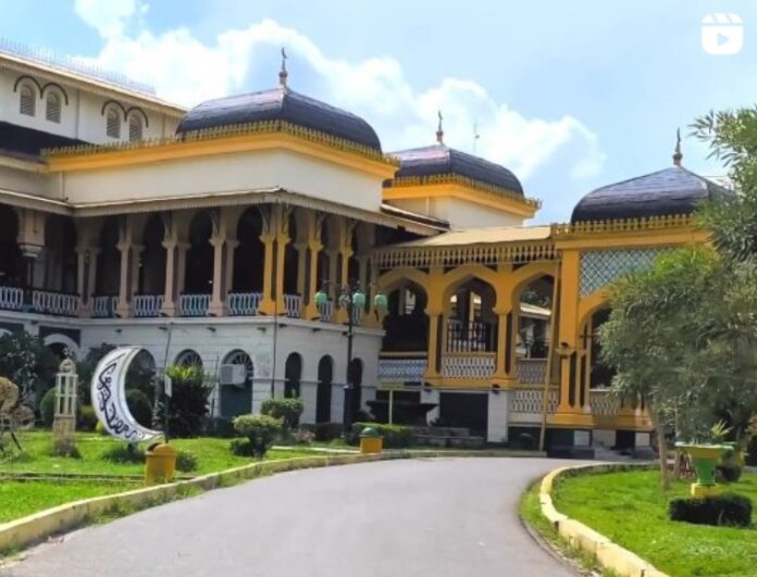 Istana Maimun menjadi ikon wisata Kota Medan. Bangunan yang merupakan jejak kejayaaan Kesultan Deli yang masih tersisa. (Foto: Instagram @explorewisatasumut)