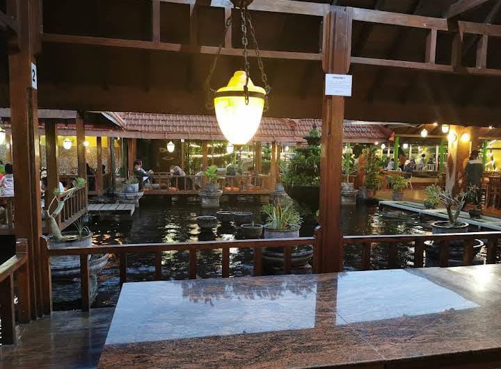 Suasana tenang yang dihibur dengan ragam ikan di tengah-tengah Rumah Makan Asri. (Foto: Nes Vita / Google Map)