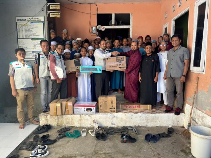 PLN Kalbar bersama YBM menyerahkan bantuan pendidikan di Ponpes Baitu Anwaaril Qur'an, Kabupaten Sanggau, Kamis (18 /5/2023).