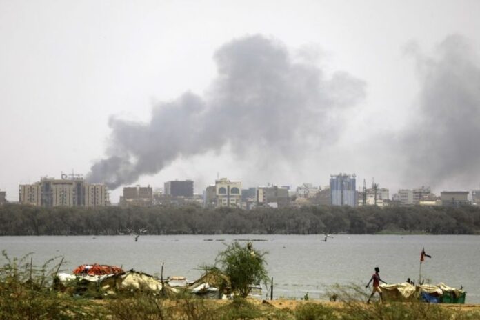 Asap mengepul di udara dari sebuah gedung yang terbakar akibat bentrok antara angkatan bersenjata pemerintah Sudan dengan kelompok paramiliter RSF di Khartoum, Sudan. (Xinhua)