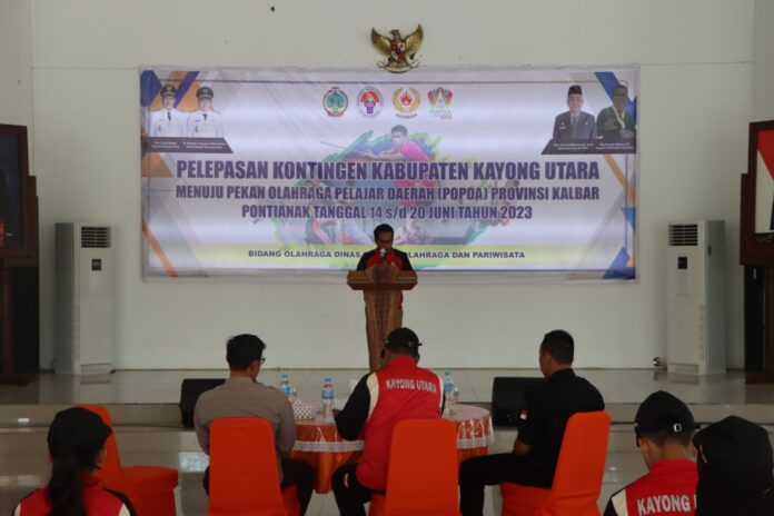 Bupati Kayong Utara Citra Duani melepas 17 atlet termasuk pelatih dan official yang akan berlaga di ajang Pekan Olahraga Pelajar Daerah (Popda) Provinsi Kalimantan Barat, Selasa (13/06/2023). (Istimewa)