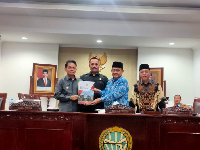 Wakil Wali Kota Pontianak Bahasan menyerahkan LKPJ APBD 2022 kepada DPRD Kota Pontianak, Selasa (20/6/2023). (Istimewa)