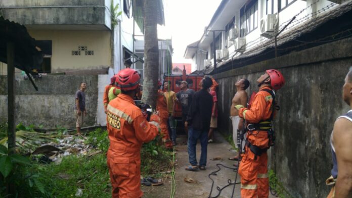 Tim SAR mengevakuasi warga di Pontianak Timur yang memanjat pohon kelapa dan tak bisa turun karena alami cidera engsel bahu lepas, Jumat (2/6/2023)