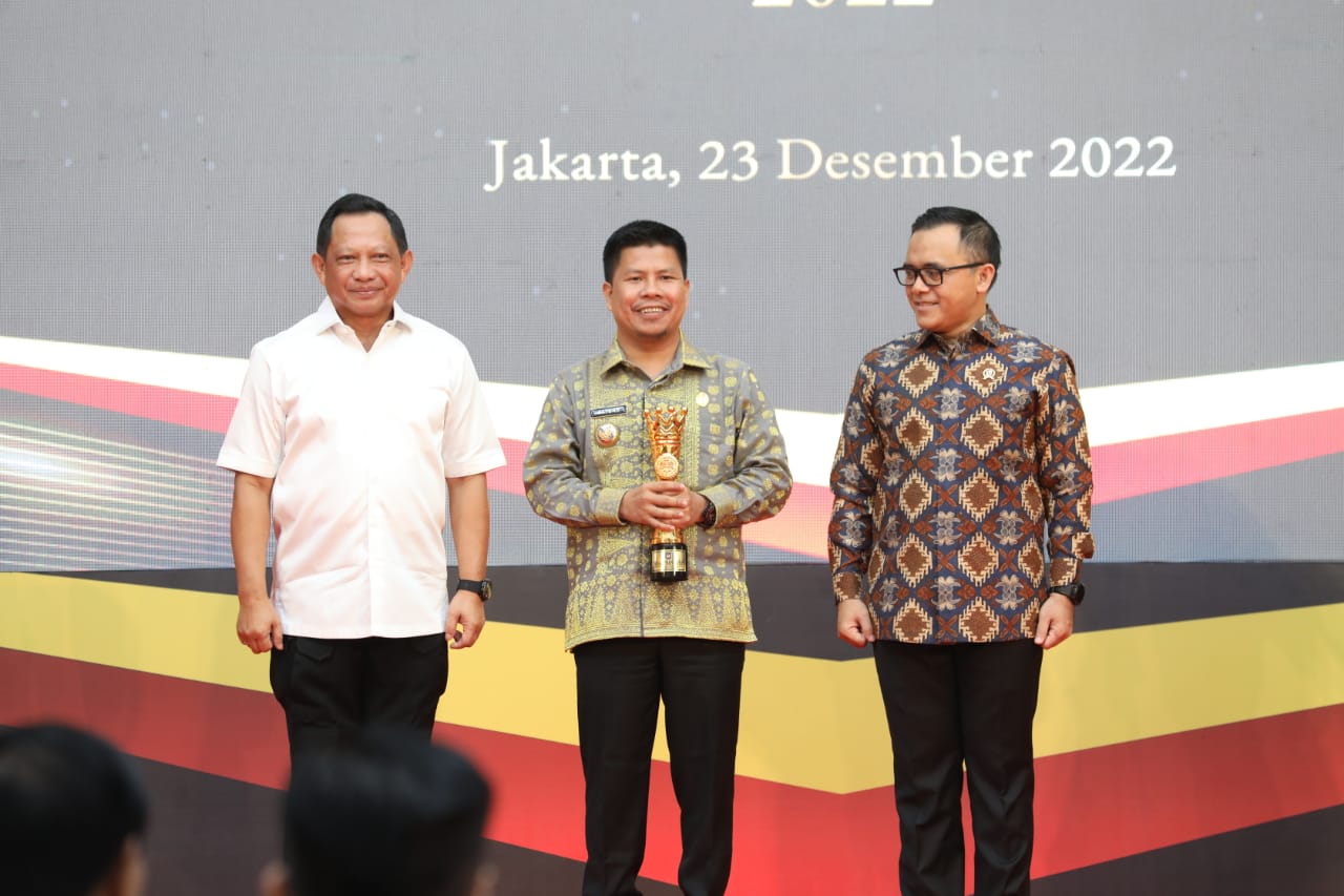Bupati Sambas, Satono menerima penghargan IGA Award 2022/Istimewa