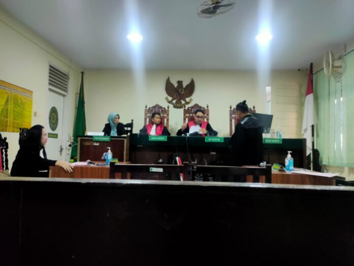 Sidang perkara penipuan dan penggelapan dengan terdakwa pemilik toko ATK PD Kalimantan Jaya, Lina di Pengadilan Negeri Pontianak, Selasa (6/6/2023). Sidang ini beragenda pembacaan dakwaan. (Insidepontianak.com/Andi Ridwansyah)