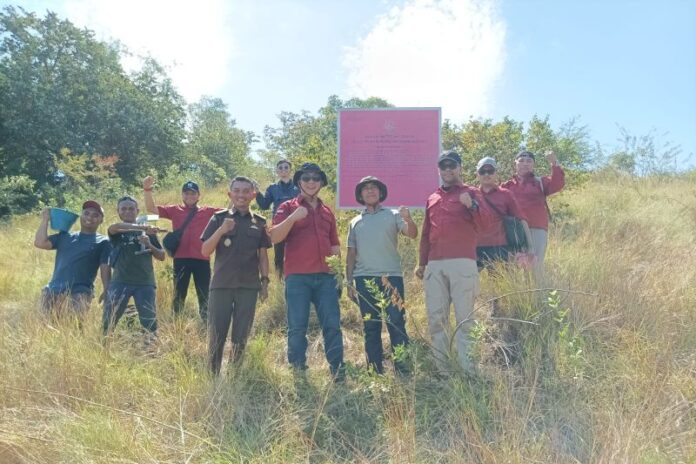 Tim sita aset Jampidsus Kejaksaan Agung berfoto di depan lahan aset milik Johnny G. Plate di Labuan Bajo, NTT, Rabu (7/6/2023). (ANTARA/HO-Puspenkum Kejagung)