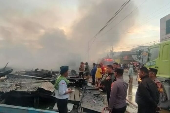 Kapolres Malinau, Kalimantan Utara AKBP Andreas Deddy Wijaya saat meninjau lokasi kebakaran yang menghanguskan 11 bangunan rumah toko (ruko) di Malinau, Kamis (8/6/2023). ANTARA/HO-Humas Polres Malinau.
