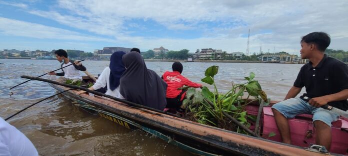 Pegawai PLN Kalbar gelar kegiatan memungut sampah di Sungai Kapuas Pontianak, Sabtu (10/6/2023). Kegiatan ini dalam rangka peringatan Hari Lingkungan Hidup Sedunia. (Istimewa)