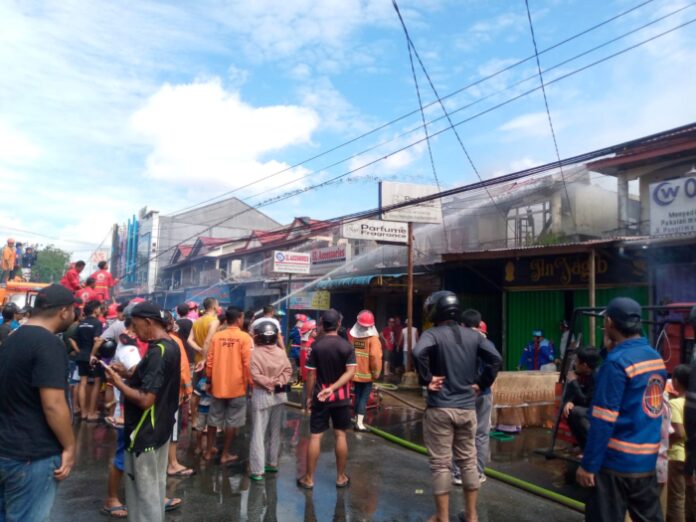 Petugas memadamkan kebakaran yang melanda empat Ruko di Pasar Seruni, Jalan Panglima Aim, Pontianak Timur, Sabtu (10/6/2023). (Istimewa)