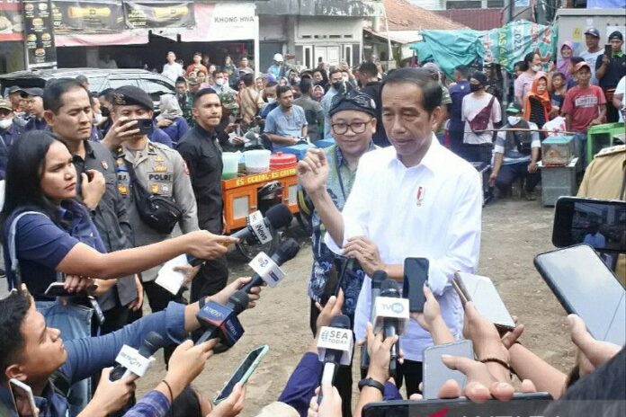 Presiden Joko Widodo (Jokowi) memberikan keterangan setelah meninjau harga bahan pokok dan membagikan Bantuan Langsung Tunai (BLT) di Pasar Prumpung, Kabupaten Bogor, Jawa Barat, Rabu (21/6/2023). (Antara/Indra Arief Pribadi)