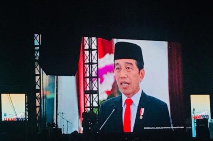 Presiden Republik Indonesia Joko Widodo memberikan sambutan melalui tayangan video pada perayaan puncak Hari Anti Narkotika Internasional di Taman Budaya Garuda Wisnu Kencana, Badung, Bali, Senin malam (26/6/2023). (Antara/Rolandus Nampu)
