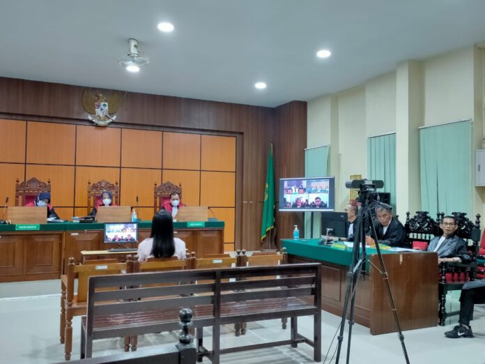 Sidang dugaan penipuan dan penggelapan dengan terdakwa Merry Cristine kembali berlangsung tegang di Pengadilan Negeri Pontianak, Senin (5/6/2023).