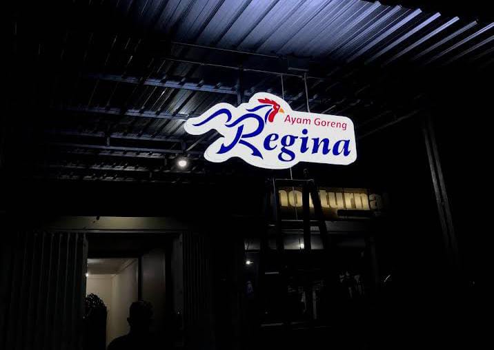 Tampilan luar dari kedai Ayam Goreng Regina. (Foto: Chindy Reginata / Google Map)