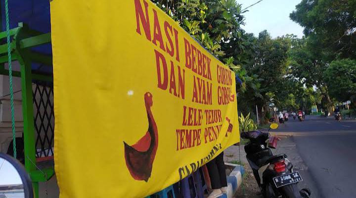 Kedai Nasi Bebek dan Ayam Goreng Cabang Purnama yang sangat sederhana tapi selalu ramai pengunjung. (Foto: Muhammad Faris Himawan / Google Map)