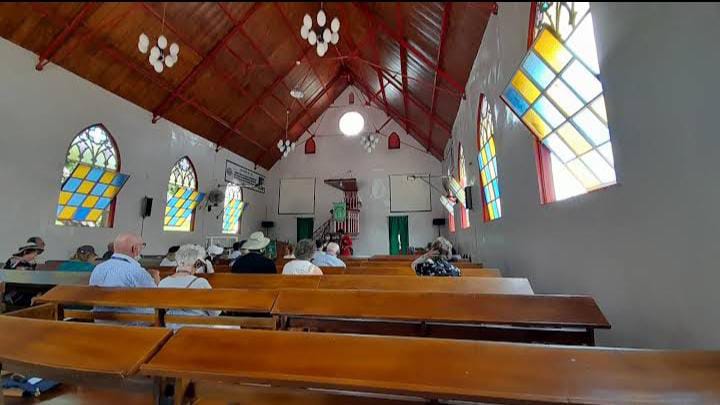 Ruang inti dan furniture interior Gereja Merah. (Foto: Dewanta Pramayoga / Google Map)