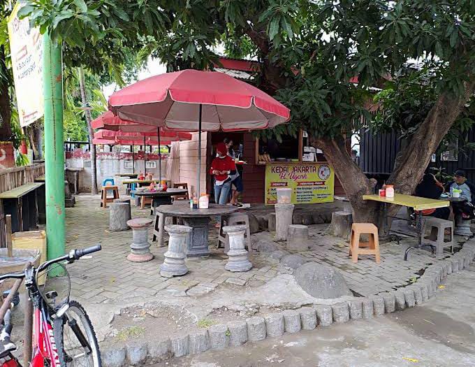 Bentuk kedai sederhana milik Bubur Ayam Jakarta H. Ugenk. (Foto: Bambang Eko Listianto / Google Map)