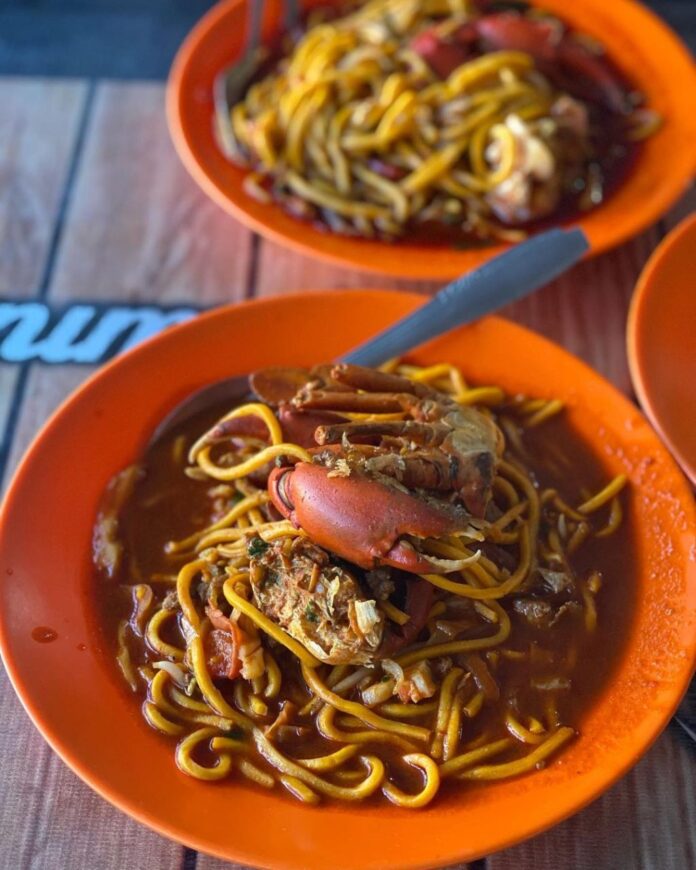 Mie aceh topping udang dan kepiting adalah menu favorit dari kedai Mie Aceh Titi Bobrok. (Foto: Instagram @miojkt)