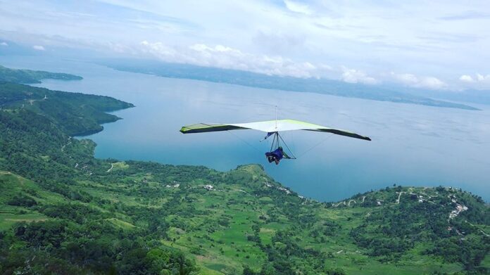 Desa wisata Huta Ginjang menjadi salah satu terfavorit pelancong yang berkunjung ke Danau Toba. (Foto: Instagram @charlesbonarsirait)
