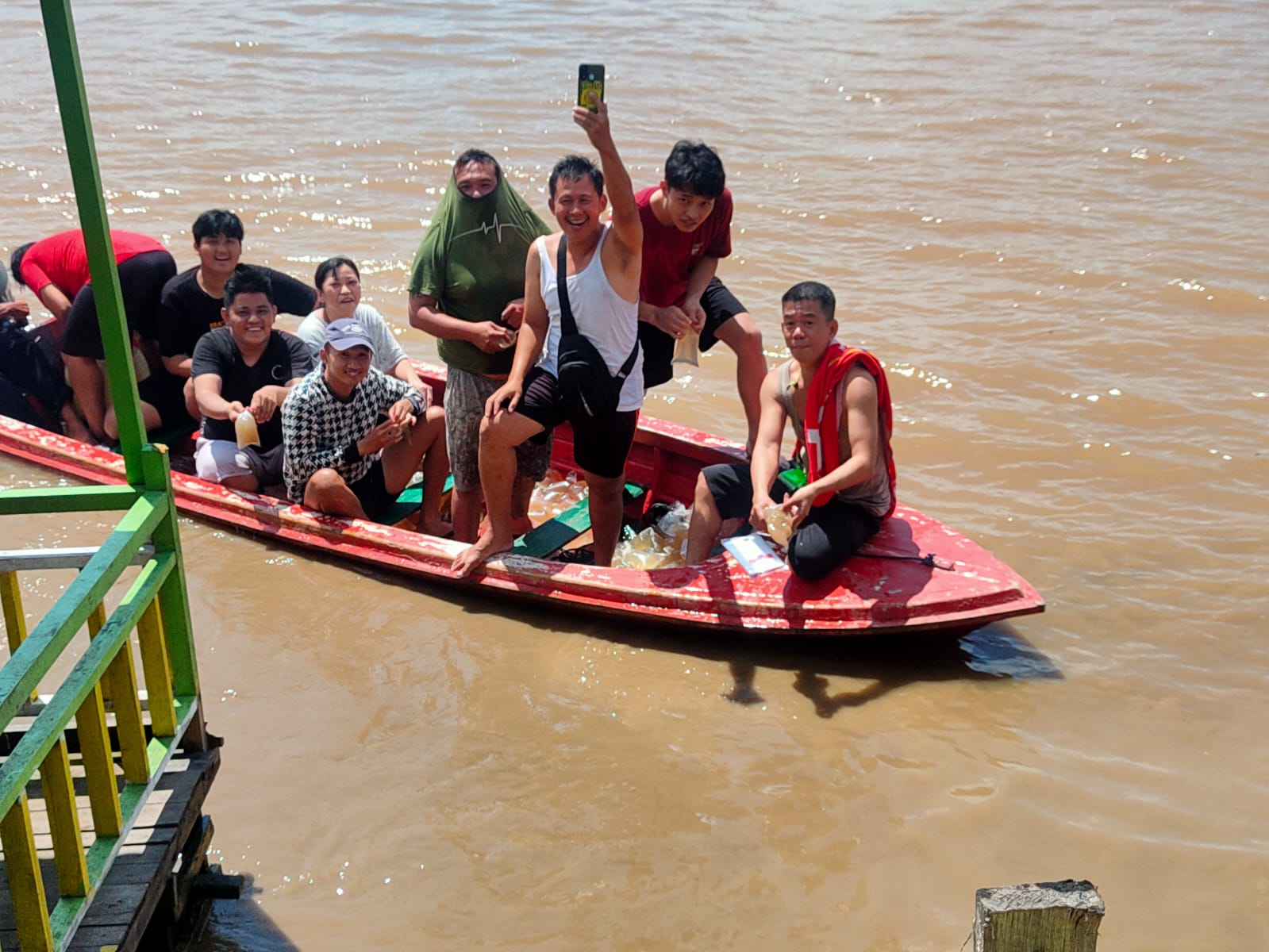 Sejumlah warga etnis Tioghua di Pontianak berbondong-bondong ke Sungai mengambil air di Sungai Kapuas, pada Peringatan Hari Bakcang, Kamis (22/6/2023) siang. (Andi/insidepontianak.com)