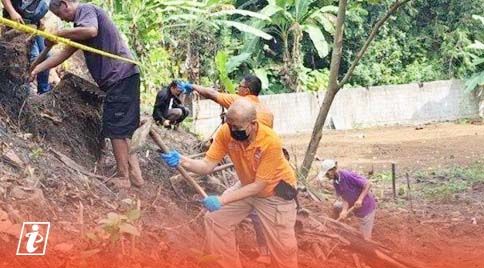 Tim Inafis Satreskrim Polresta Banyumas saat melakukan penggalian di lokasi penemuan dugaan kerangka bayi korban aborsi di RT 1 RW 4 Kelurahan Tanjung, Purwokerto Selatan, Kabupaten Banyumas, Kamis (22/6/2023) (Gambar: Antara)