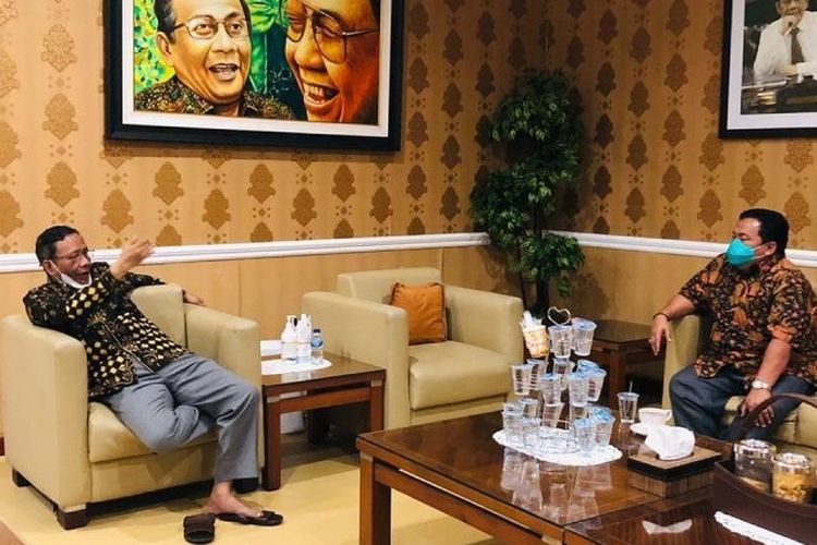 BERKUNJUNG - Sukiryanto, Ketua Komite IV DPD RI berkunjung ke kediaman Menkopolhukam Mahfud MD, 24 November 2020. (Instagram Sukiryanto)