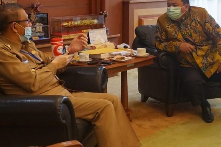 BERTEMU SUTARMIDJI - Sukiryanto selaku ketua Komite IV DPD RI ke Kantor Gubernur Nusa Tenggara Barat (NTB) 11 Februari 2020. Mereka membahas soal progres pemekaran Provinsi Kapuas Raya. (Instagram Sukiryanto).