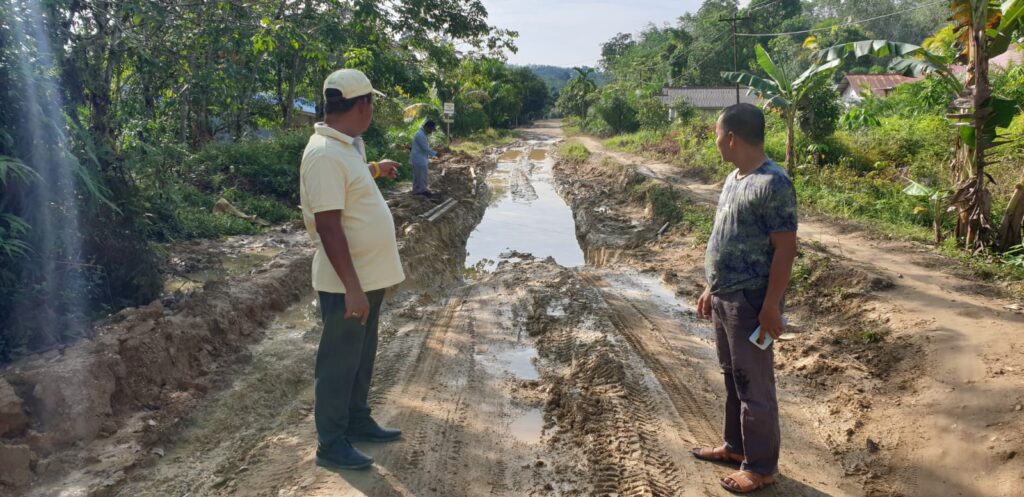 Ketua Fraksi Partai Golkar, DPRD Kalbar, Fransiskus Ason meninjau kerusakan Jalan Kembayan-Balai Sebut, Kabupaten Sanggau, belum lama ini. (Istimewa)