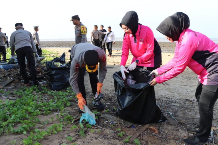 Anggota Polres Ketapang memungut sampah yang berserakan di ojek wisata Pantai Pecal, Kamis (13/7/2023). Kegiatan bersih-bersih lingkungan ini juga melibatkan masyarakat. (Istimewa)