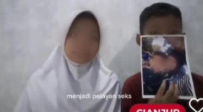 Dua anak asal Kecamatan Sukaluyu, Cianjur yang sedang curhat tentang ibunya yang dipaksa menjadi PSK di Dubai viral di media sosial. (Foto: Instagram @terasmudacianjur)