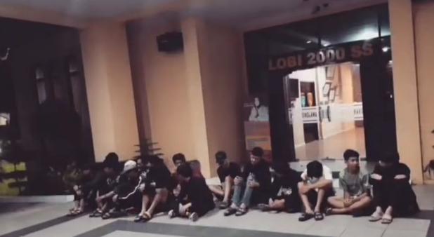 Tangkapan layar dua kelompok pelajar di Singkawang tawuran saat diamanakan/Singkawang Informasi
