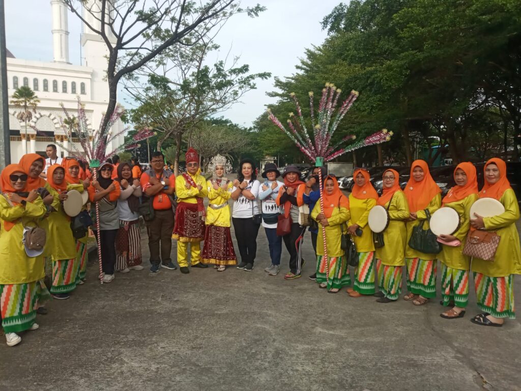 peserta yang tergabung ke dalam Forum Anak Pontianak menggelar aksi kampanye yang bertema “Pencegahan Perkawinan Anak Usia Dini” di halaman Masjid Mujahiddin Pontianak, Minggu (30/7/2023).