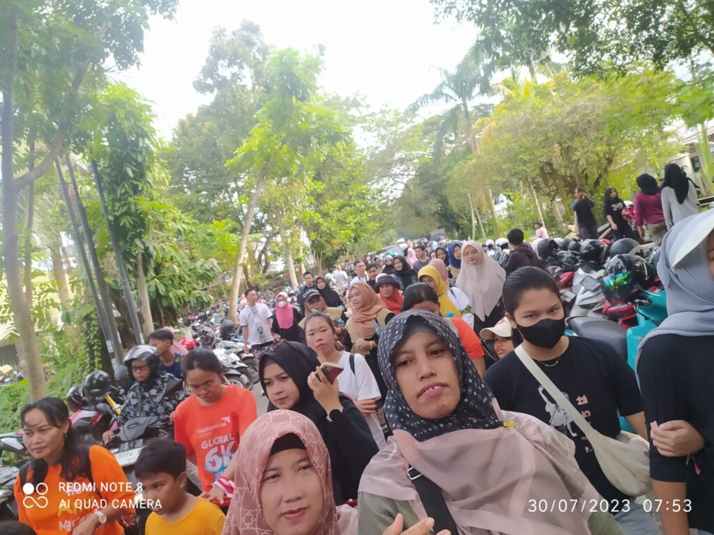 arak-arakan peserta yang tergabung ke dalam Forum Anak Pontianak menggelar aksi kampanye yang bertema “Pencegahan Perkawinan Anak Usia Dini” di halaman Masjid Mujahiddin Pontianak, Minggu (30/7/2023).