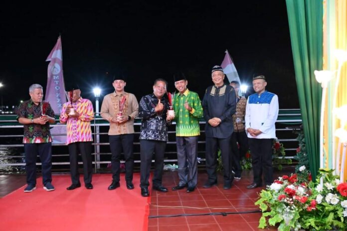 Wakil Bupati Ketapang, Farhan berfoto bersama Bupati Sanggau dan sejumlah kepala daerah lainnya di malam pembukaan MTQ Kalbar ke-XXXI di Kabupaten Sanggau, Kamis (24/8/2023) malam. (Istimewa)