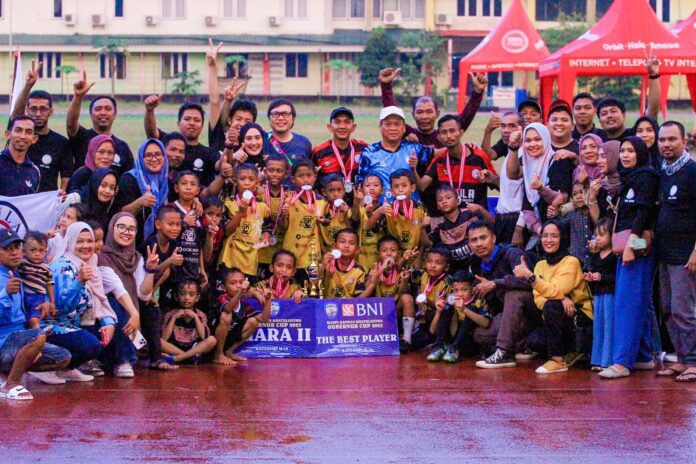 Tim sepak bola Zaula Football Academy merayakan kemenangannya sebagai juara Gubernur Kalbar Cup U-10 2023, usai kalah dari PS Gelora Sintang A. (Istimewa)