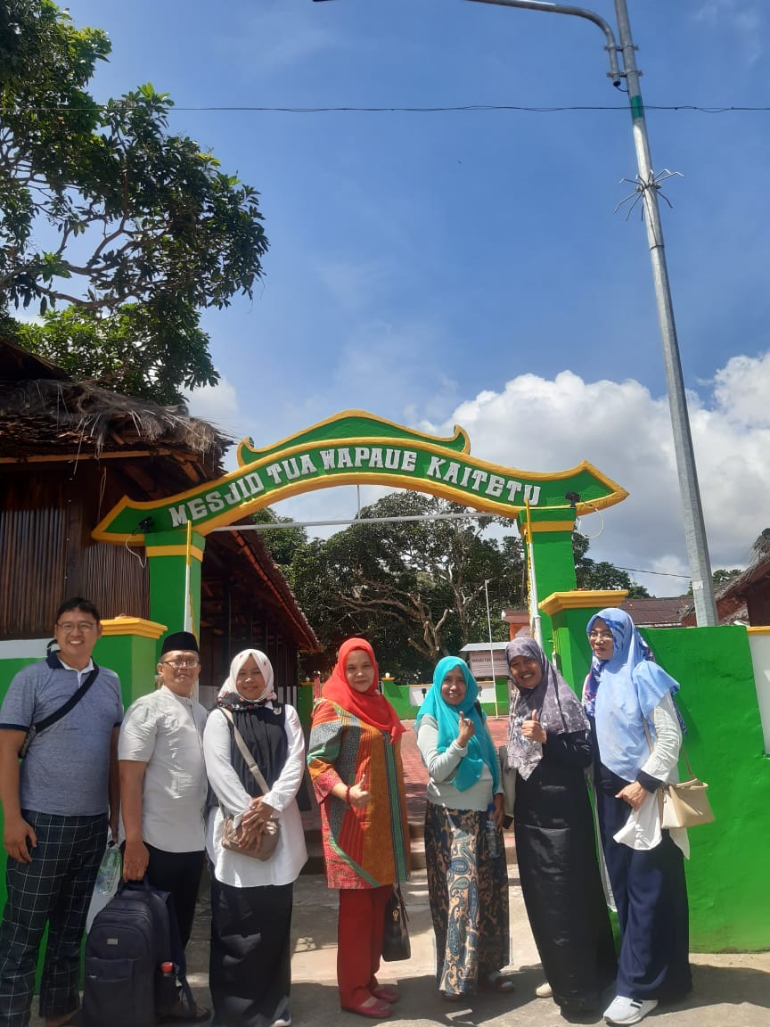 Tim peneliti Manuskrip Ambon Manise berfoto di gerbang masjid bersejarah Wapaue Kaitetu. (Istimewa)