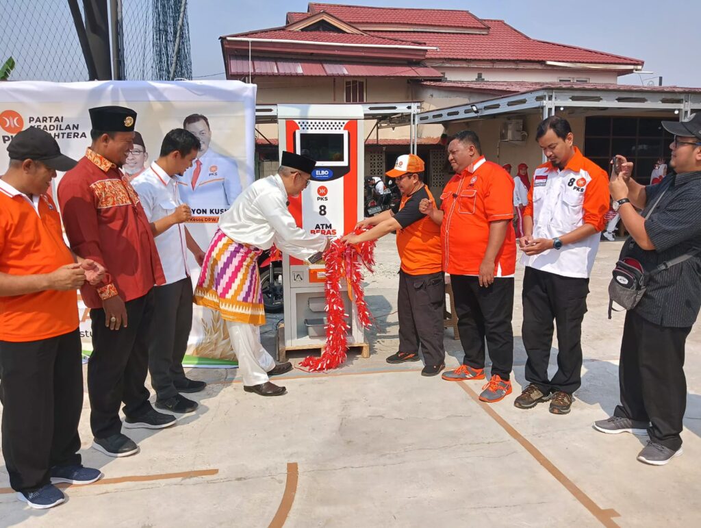 Ketua PKS Kalbar, Arif Joni Prasetyo meluncurkan program ATM beras di momen peringatan HUT Kemerdekaan RI ke-78, Kamis (17/8/2023). (Istimewa)