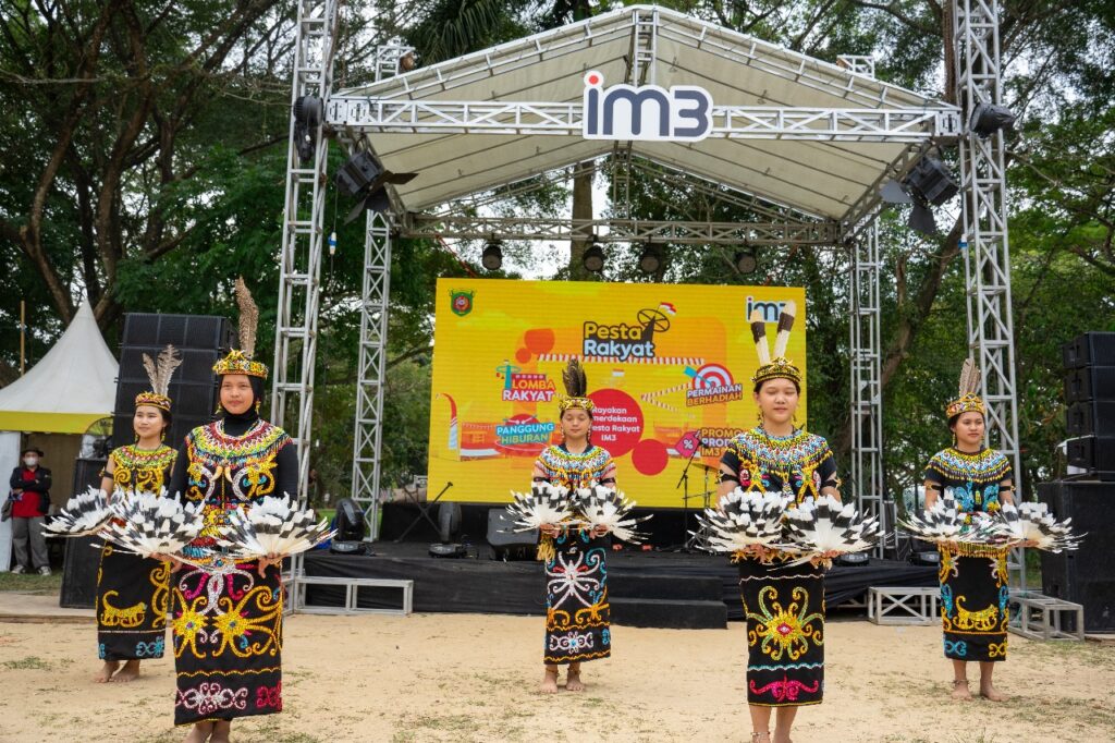 Pesta Rakyat IM3 di Pontianak hadirkan pertunjukan tarian etnis. (Istimewa)