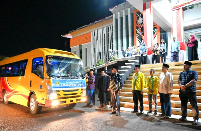 Wakil Bupati Ketapang, Farhan melepas kafilah Ketapang yang akan mengikuti MTQ ke-XXXI tingkat Provinsi Kalbar di Kabupaten Sanggau, Rabu (23/8/2023) malam. (Istimewa)