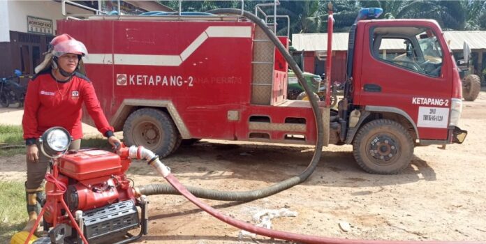 Sri Rahyuni rutin mengecek kesiapan sarana pemadaman kebakaran agar siap ketika digunakan. (Istimewa)