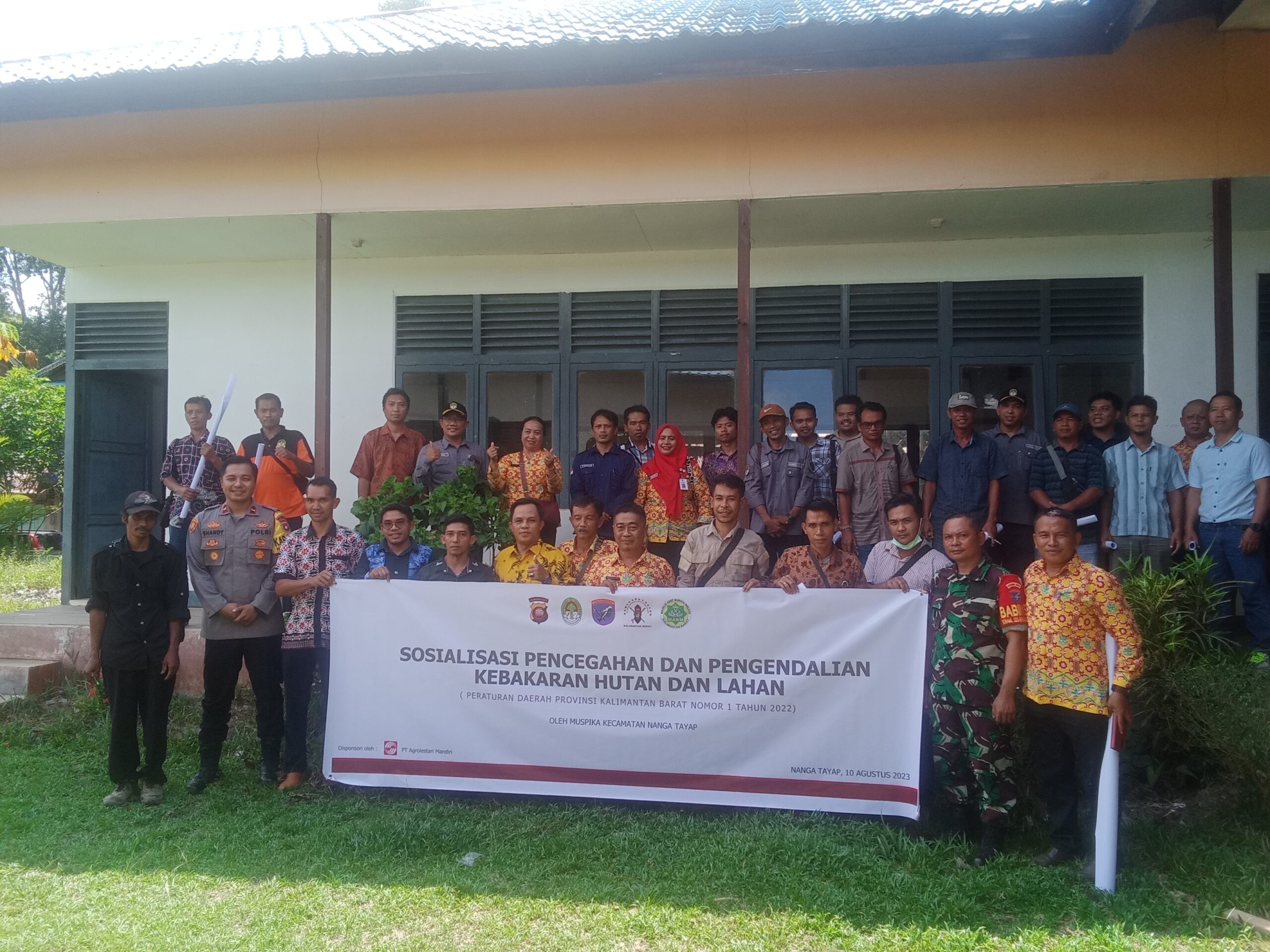 Foto bersama para peserta sosialisasi karhutla yang digelar oleh pihak Sinar Mas Agribusiness and Food melalui PT Agrolestari Mandiri di Kecamatan Nanga Tayap. (istimewa)