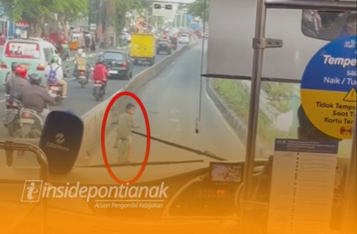 Tangkapan Layar Anak Kecil Bersepeda Masuk Jalur Busway (Gambar: TikTok @hayohayoooo8)