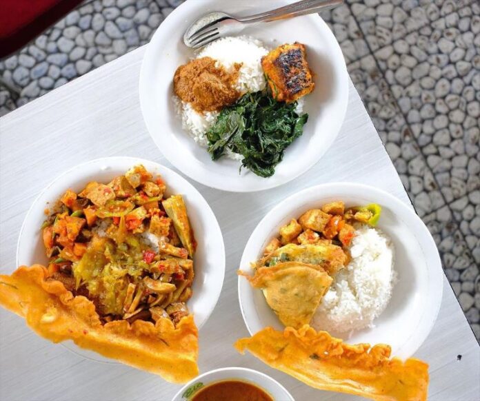 Selain ikan bakar dan gulai, di Warung Nasi Mak Etek Pontianak ini juga tersedia gulai petai, tauge rebus, daun ubi, dan sebagainya. (Foto: Instagram @nomdicted)