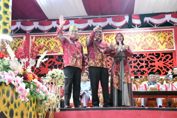 Bupati Kayong Utara didampingi istri dan wakil Bupati Effendi Aahmad menyapa peserta MTQ Kalbar ke-XXXI di Kabupaten Sanggau saat malam pembukaan, Jumat (25/8/2023)