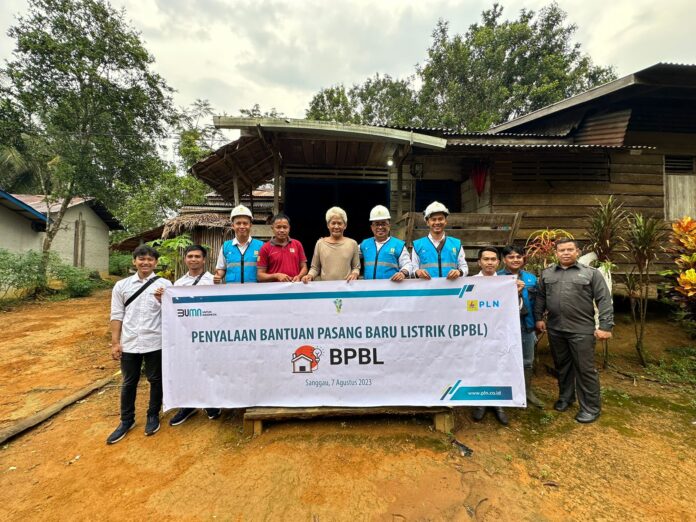 PLN Sanggau nyalakan listrik rumah warga kurang mampu lewat program BPBL. (Istimewa)