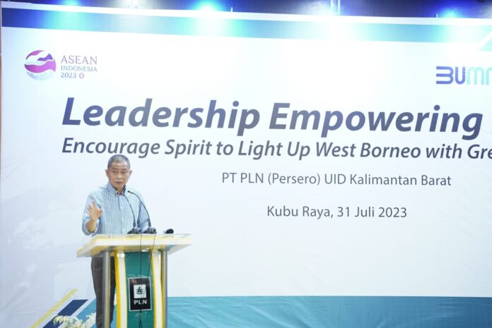 PLN Kalbar gelar seminar Leadership Empowering Forum, dengan menghadirkan Ignasius Jonan sebagai pembicara utama, Senin (31/7/2023). (Istimewa)